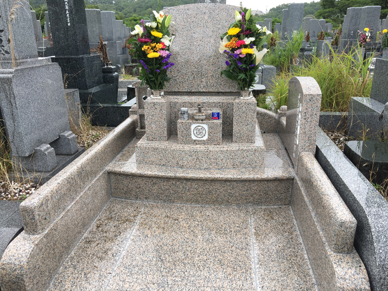 市営墓地の墓石建墓例